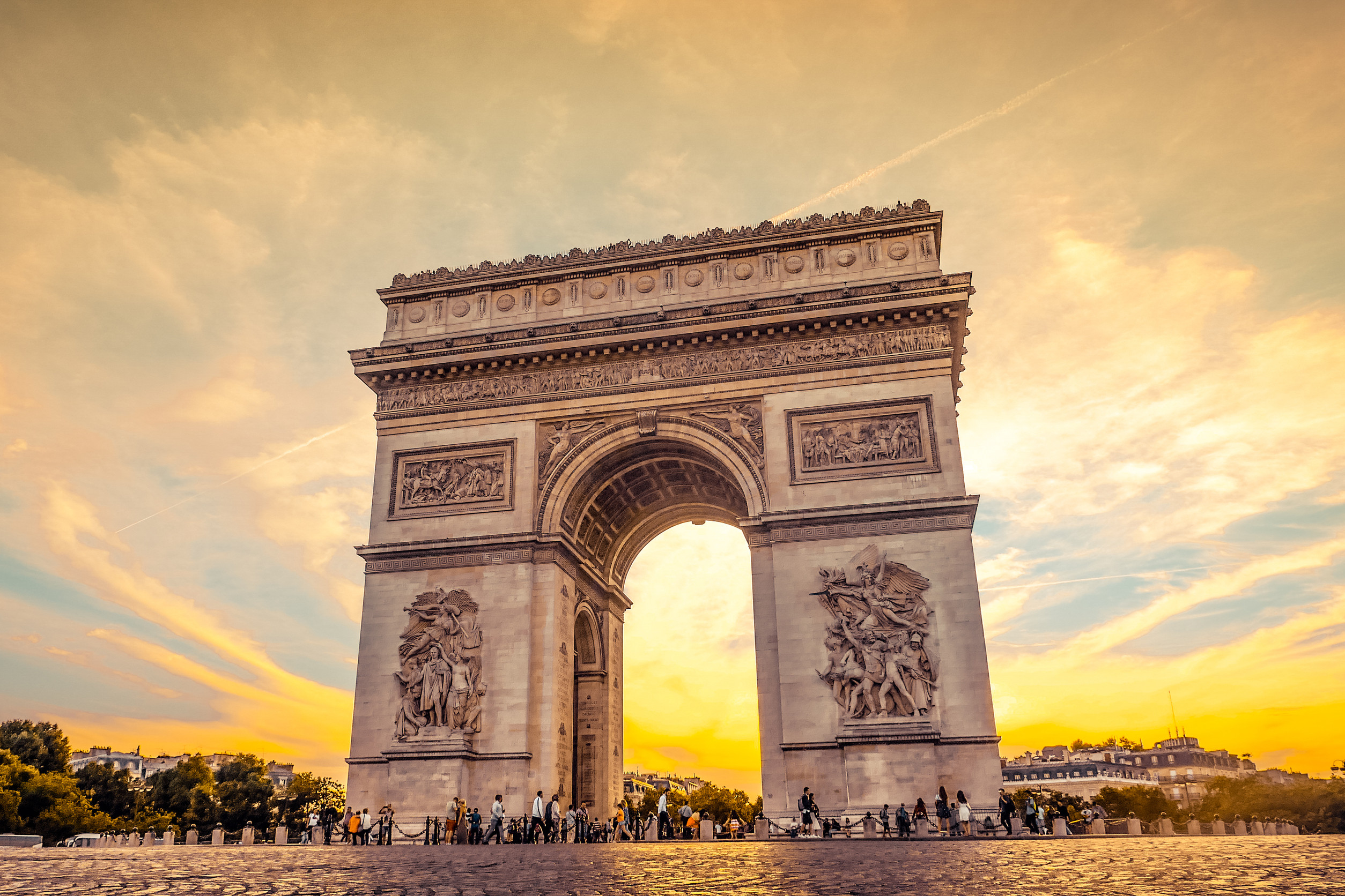 beautiful sunset over arc de triomphe at place de l etoile paris france