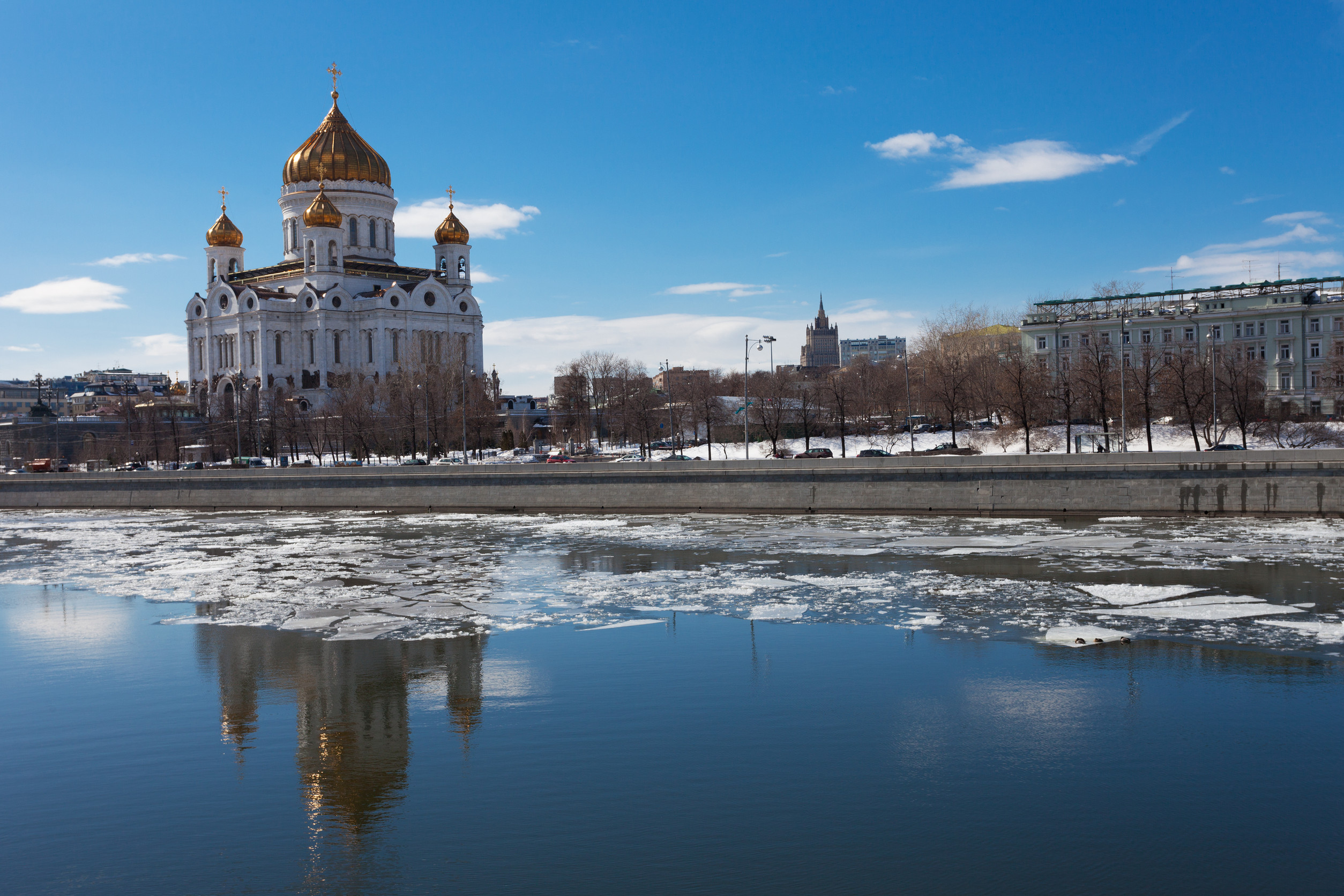 cathedral of christ the saviour in moscow in the winter