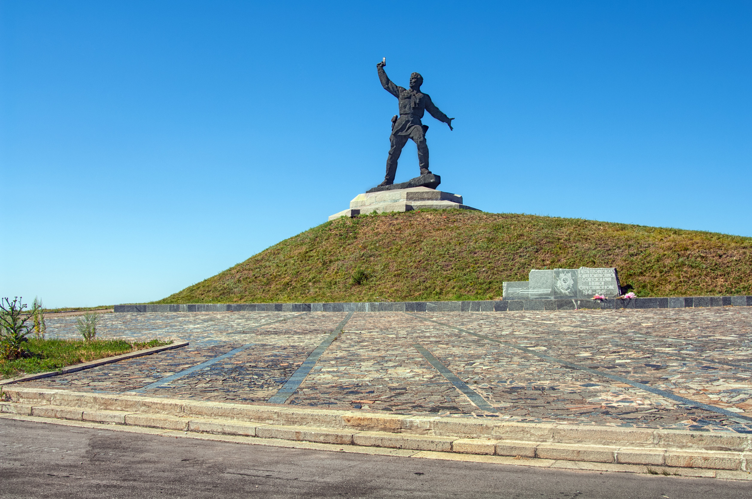 combat monument lugansk region slavyanoserbsk ukraine