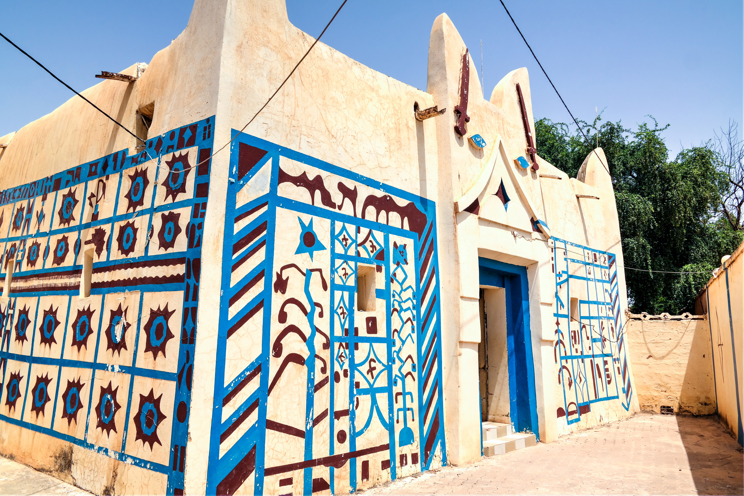 exterior view to dosso sultan residence in nigeria