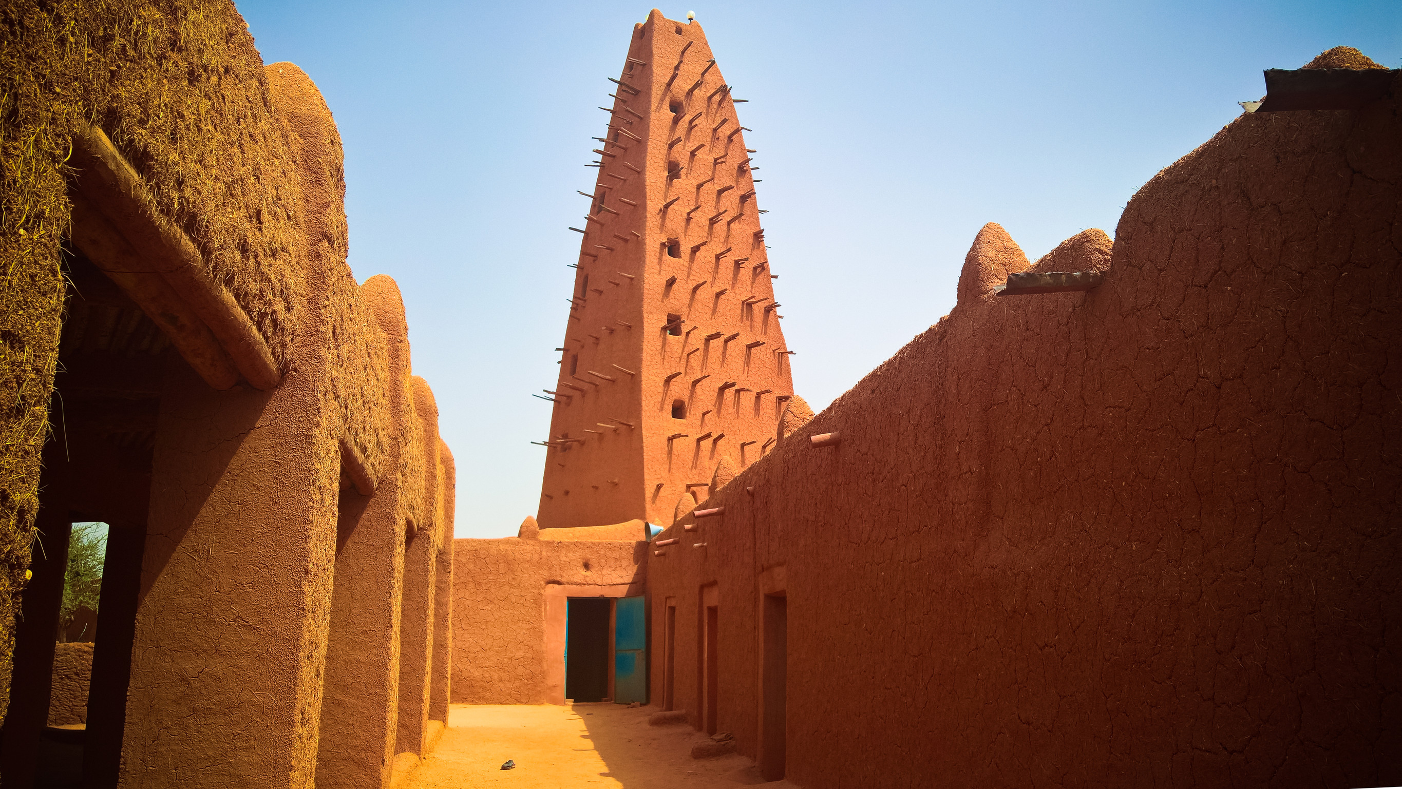 exterior view to grand mosque of agadez in