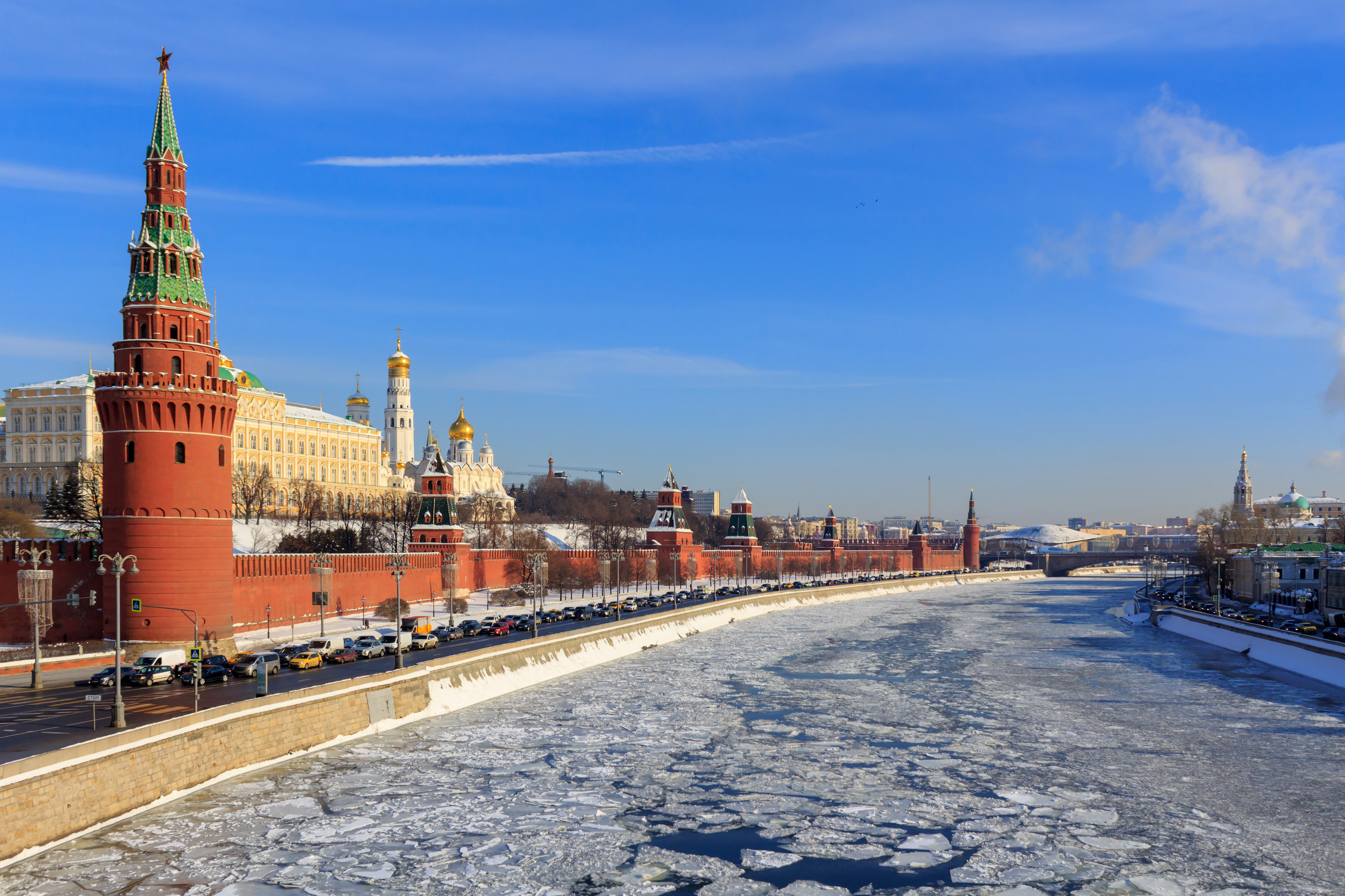 cathedral of christ the saviour in moscow in the winter