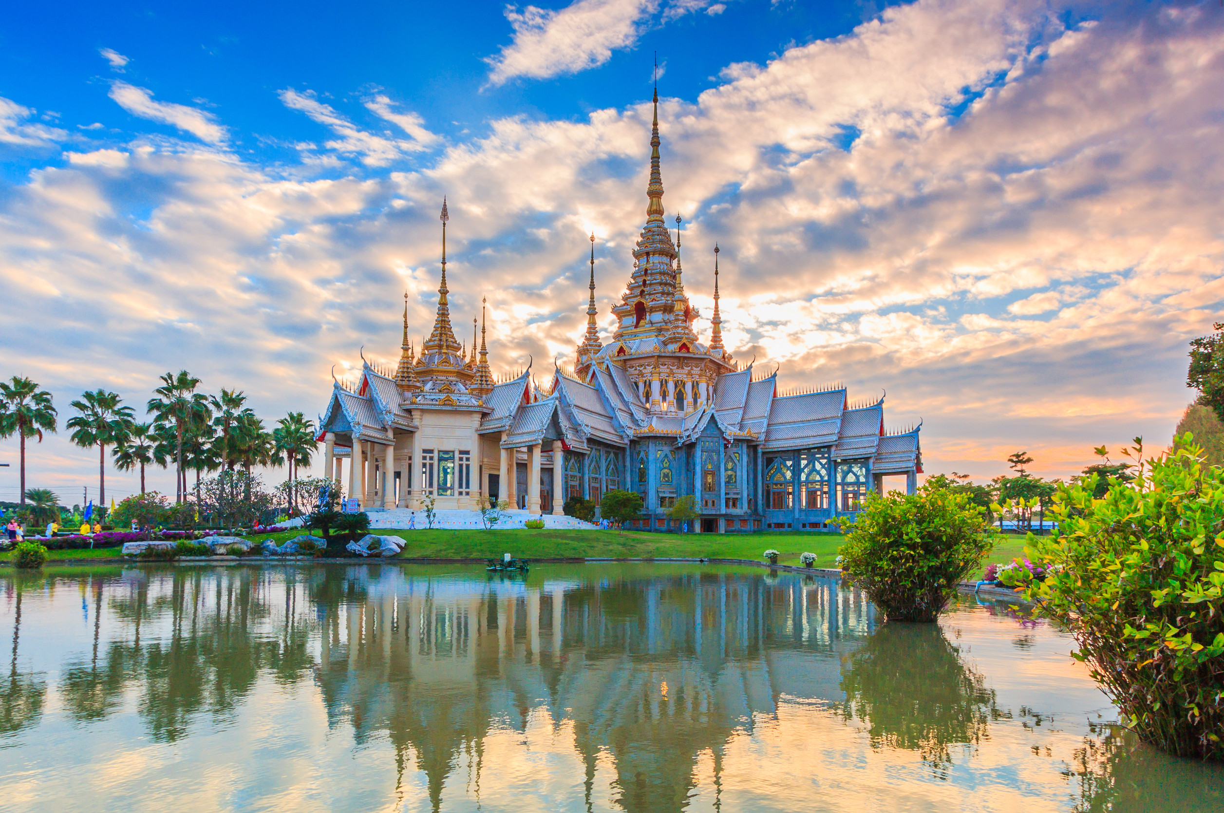 laos travel landmark golden pagoda wat phra that luang in vientiane buddhist temple famous